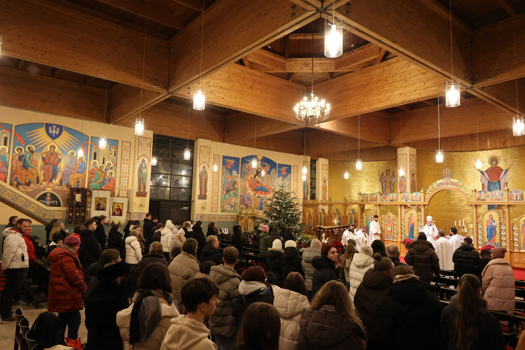 Ukrainische Jugend auf dem Weg der Hoffnung: Taizé-Pilger zu Besuch in der Kathedrale Maria Schutz in München