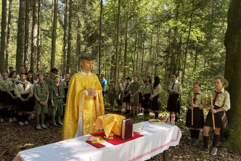 Göttliche Liturgie für Plast-Pfadfinder im Sommerlager