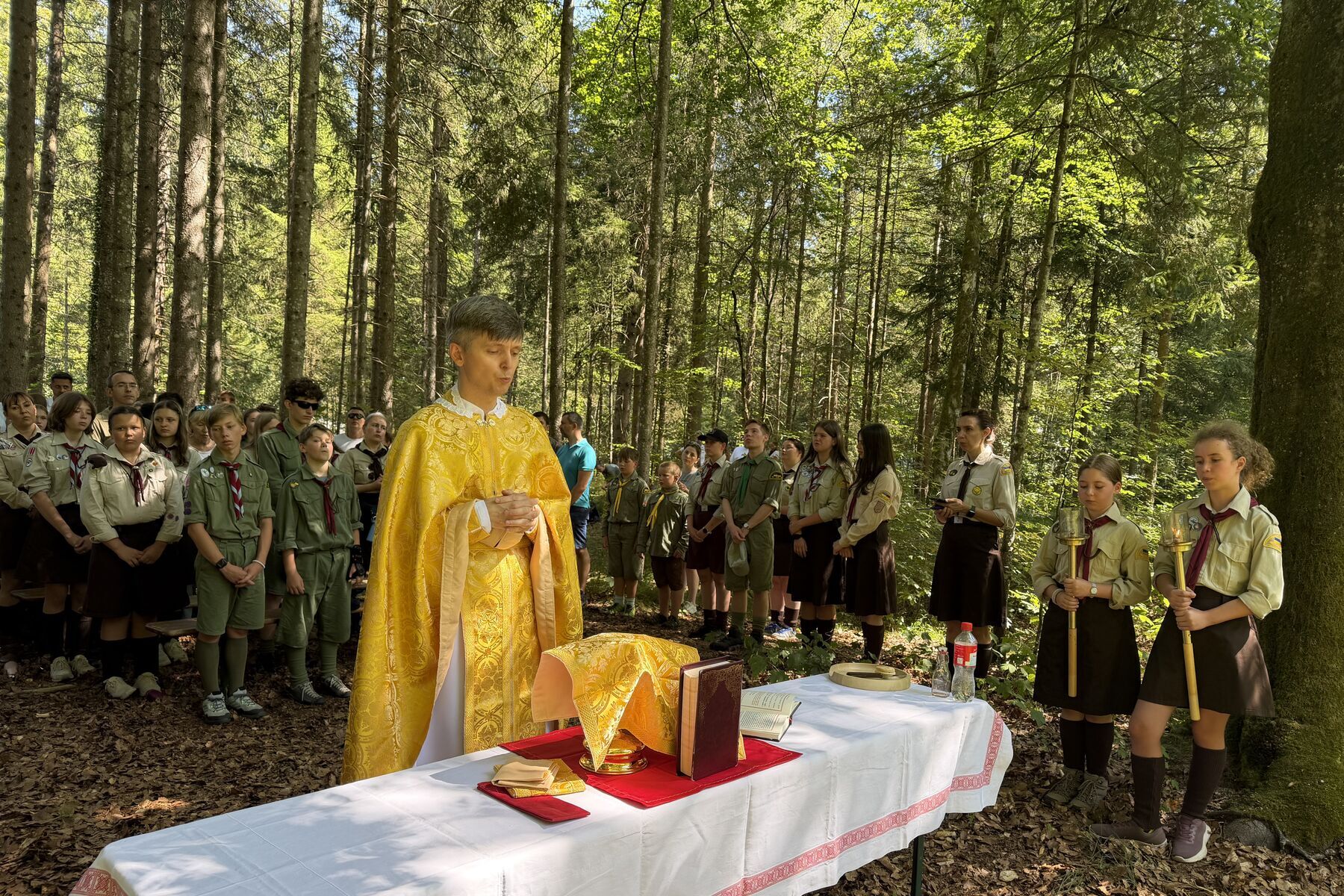 Göttliche Liturgie für Plast-Pfadfinder im Sommerlager