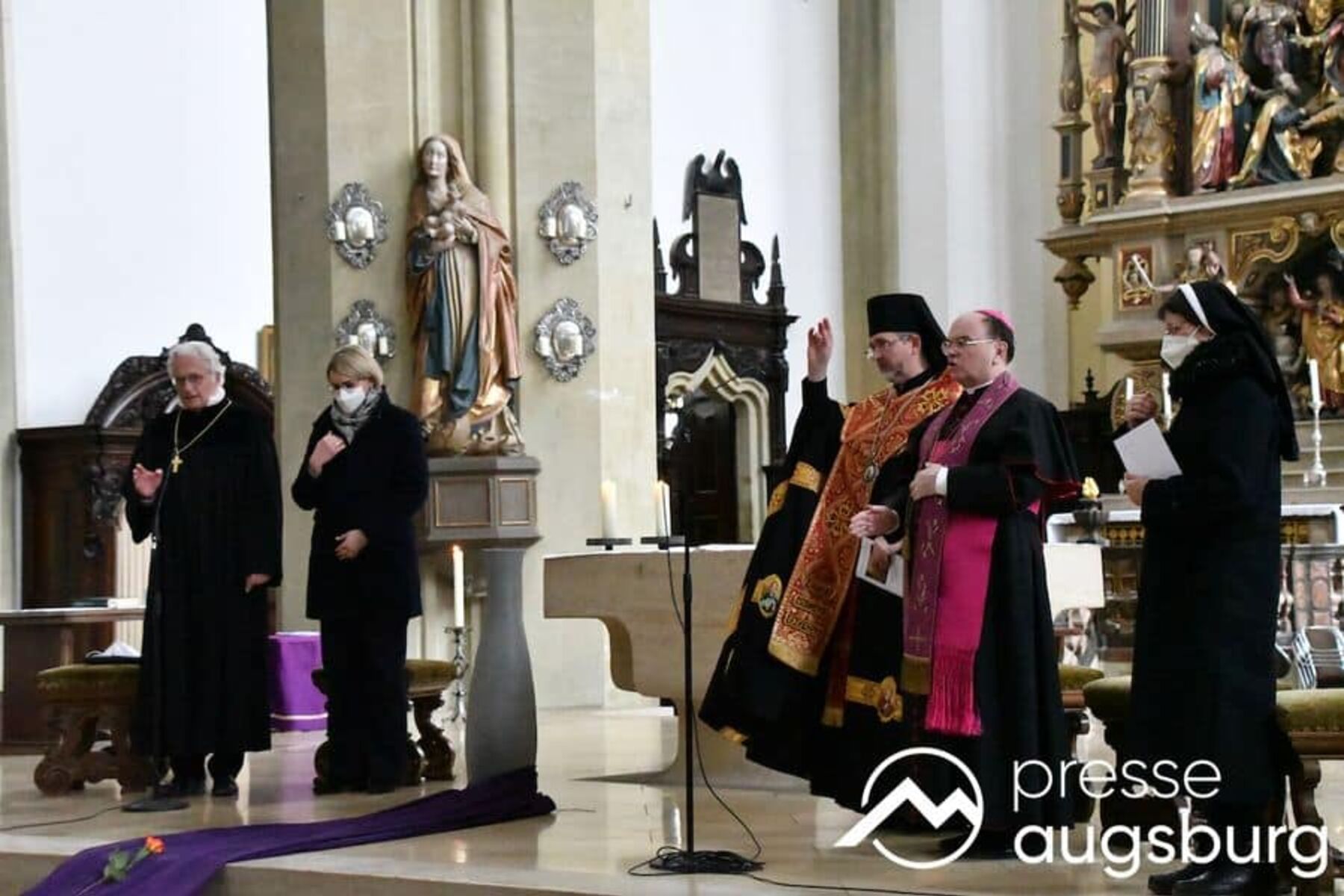 „Mitten im Leben sind wir vom Tod empfangen“ – Beten für den Frieden in der Ukraine in Augsburg