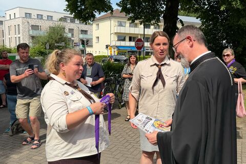 Владика Богдан зустрівся з волонтерами об’єднання «Ластівки» та взяв участь у закритті Пластового року в Любеку
