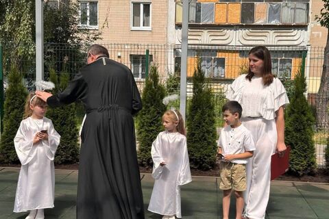 „Ein Haus, in dem sich Engel aufhalten“: Bischof Bohdan besucht einen Kindergarten in der Ukraine