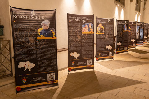 Gebetsvolle Eröffnung der Ausstellung „Verlorene Kindheit“ in Osnabrück