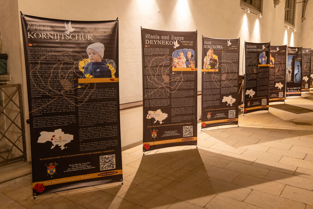 Gebetsvolle Eröffnung der Ausstellung „Verlorene Kindheit“ in Osnabrück