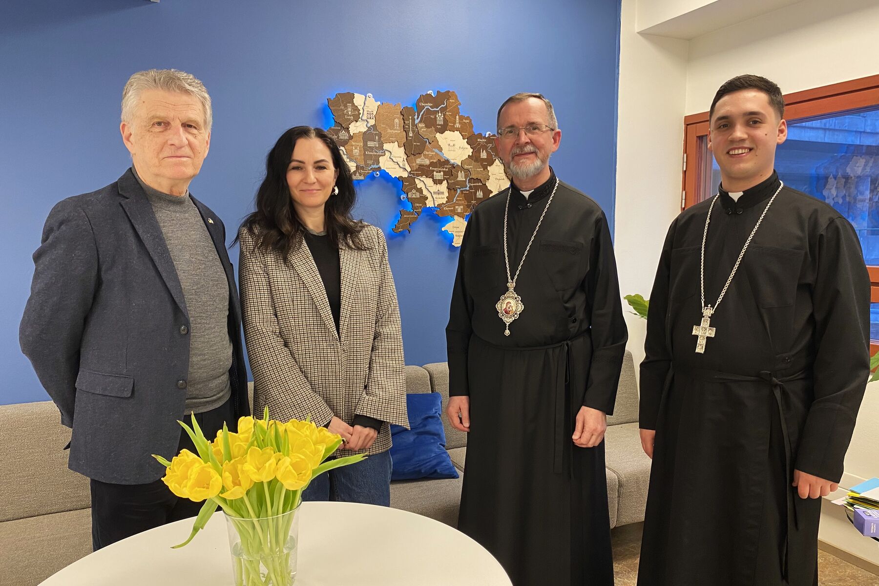 Владика Богдан на зустрічі в Українському Товаристві