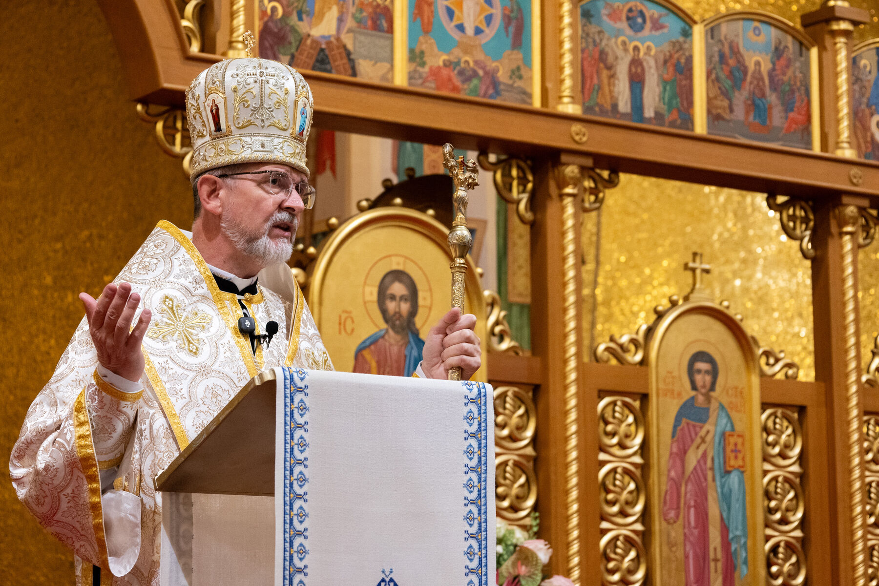 «Моя душа прагне Твого Слова»: владика Богдан закликав плекати добре серце для Божого Слова та освятив нові дальматики для вівтарників